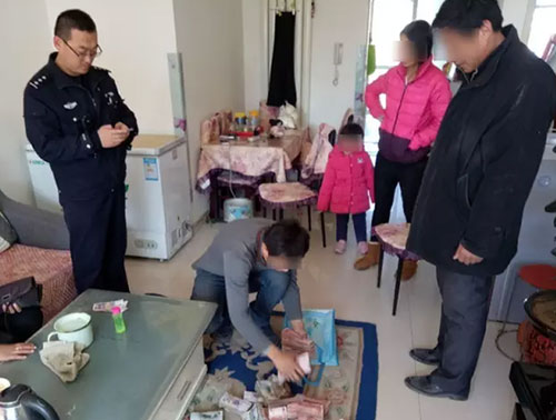17萬當(dāng)垃圾丟掉：驚慌失措！全家上陣翻找垃圾桶