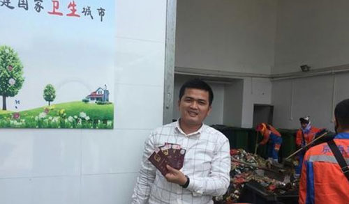 ?？谑忻駚G護(hù)照 環(huán)衛(wèi)工翻檢5噸垃圾找到