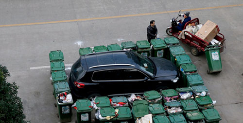 隨意亂停車，大爺搬垃圾桶怒攔私家車 