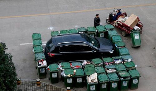 汽車被垃圾桶包圍是被惡搞還是得罪人了？