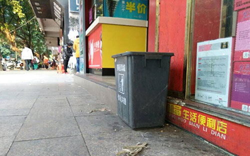 垃圾桶當(dāng)足球踢？！城區(qū)大半年累計(jì)丟近千個垃圾桶